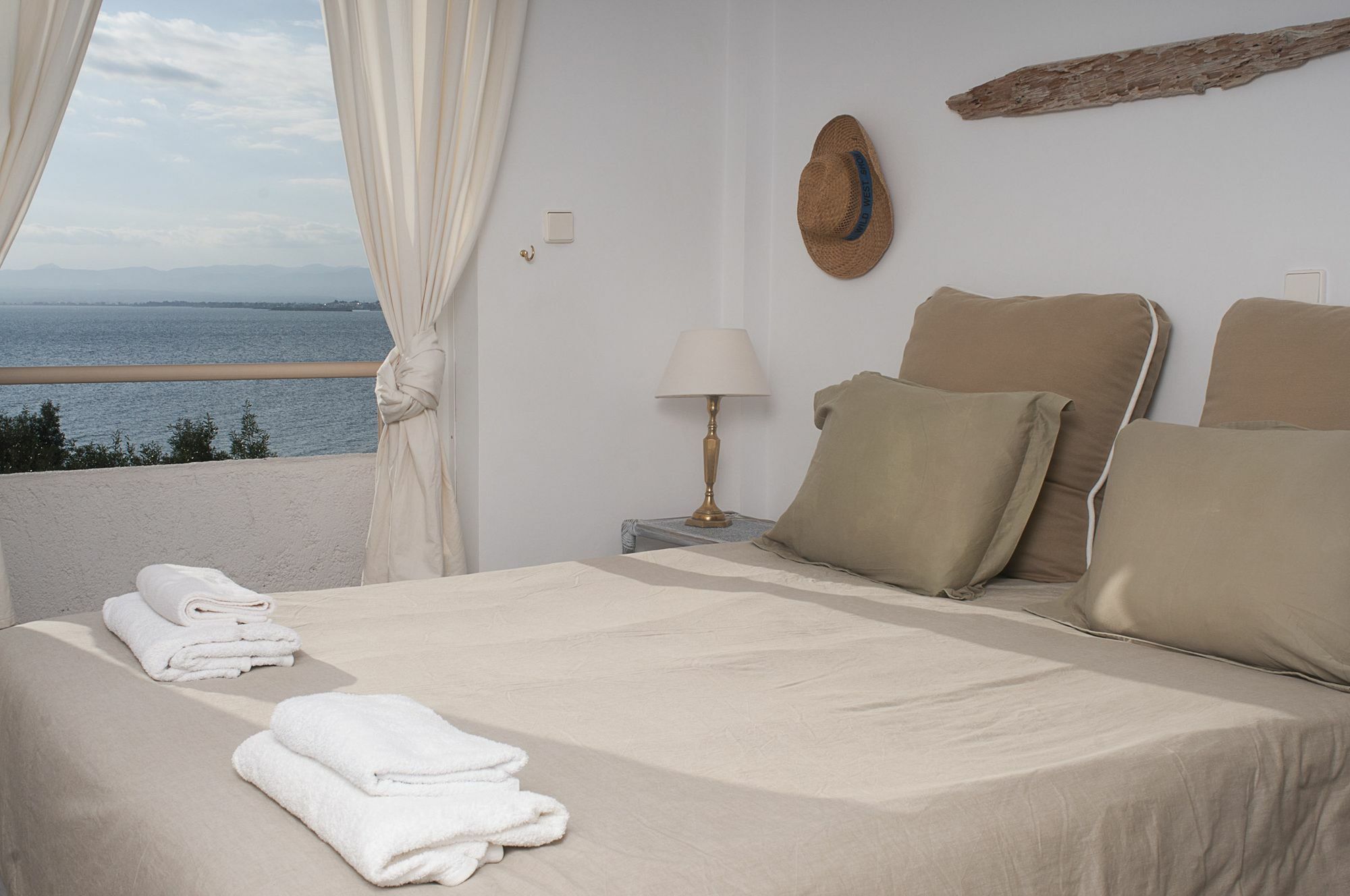 Messinian Blue Seaside Villa Каламата Экстерьер фото